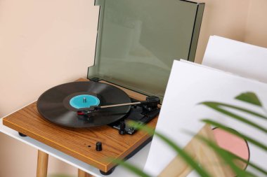 Beyaz masadaki vinil plaklı şık pikap.