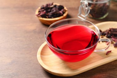 Ahşap masada taze amberçiçeği çayı, yakın plan. Metin için boşluk