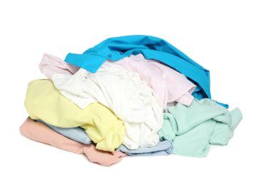 Beyaza izole edilmiş renkli giysiler yığını