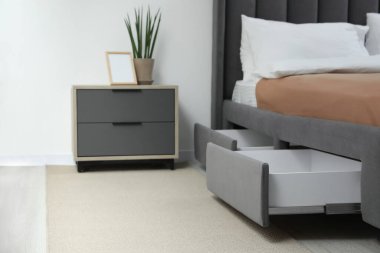 Modern yatağın altına koymak için çekmeceler. Metin için boşluk