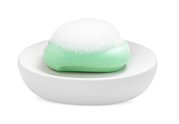白色背景带蓬松泡沫的肥皂棒 — 图库照片