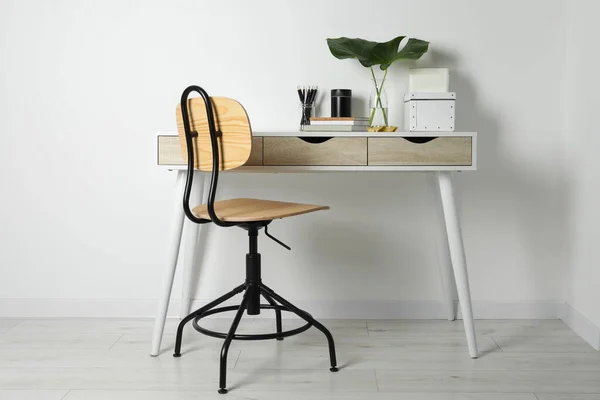 Comfortabele Werkplek Met Wit Bureau Buurt Van Muur Binnen — Stockfoto