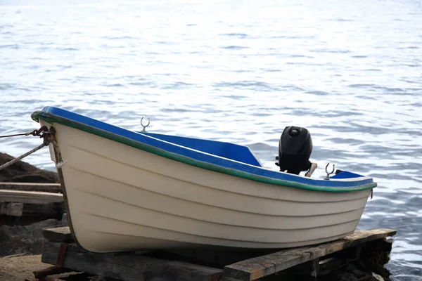 Швартованная Лодка Пляже Возле Моря Открытом Воздухе — стоковое фото