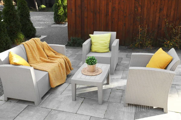 Beautiful Rattan Garden Furniture Soft Pillows Blanket Houseplant Backyard — Stock Photo, Image