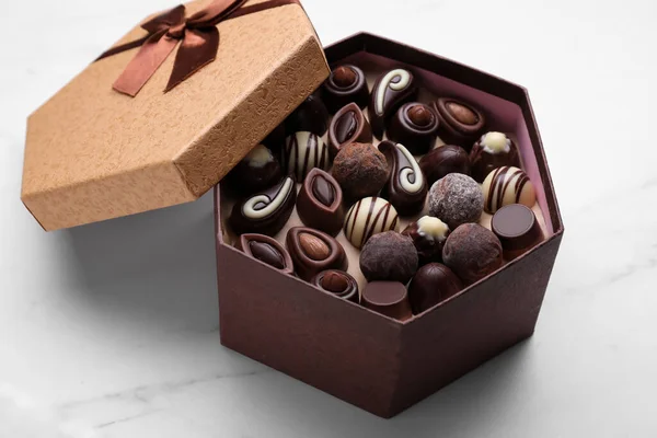 Caixa Aberta Deliciosos Doces Chocolate Mesa Mármore Branco — Fotografia de Stock