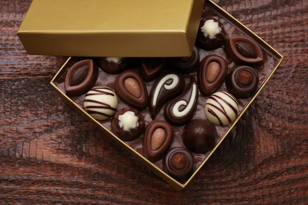 Otevřená Krabička Lahodných Čokoládových Bonbónů Dřevěném Stole Pohled Shora — Stock fotografie
