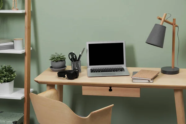 ノートパソコンのある職場 デスクの文房具 自宅の椅子 — ストック写真