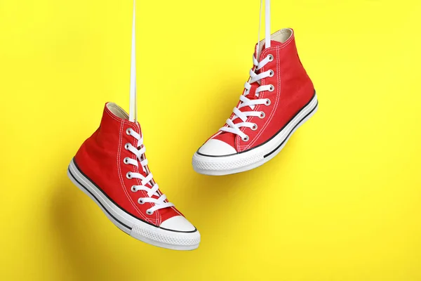 Пара Нових Стильних Червоних Кросівок Висять Шнурках Жовтому Тлі — стокове фото