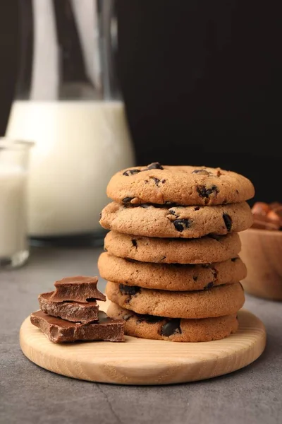 Пачка Вкусных Шоколадных Печенек Молоко Сером Столе — стоковое фото