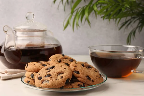 Вкусное Шоколадное Печенье Чай Белом Мраморном Столе — стоковое фото