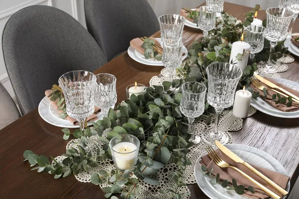 お祝いのディナーのためのスタイリッシュなエレガントなテーブル設定屋内 — ストック写真