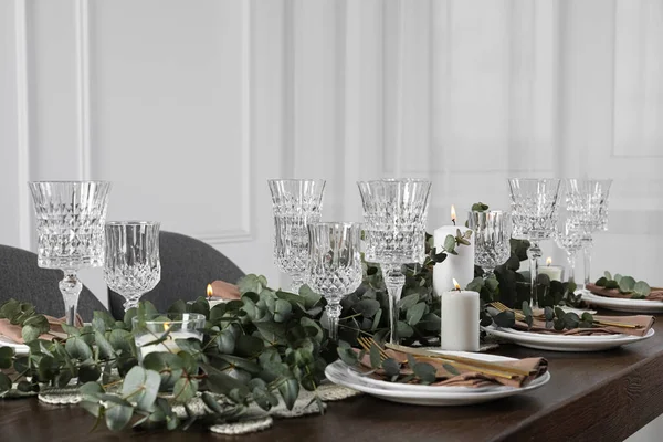 Stilvoll Elegante Tischdekoration Für Festliches Abendessen Drinnen — Stockfoto
