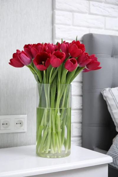 Bouquet Belles Tulipes Dans Vase Verre Sur Table Chevet Blanche — Photo