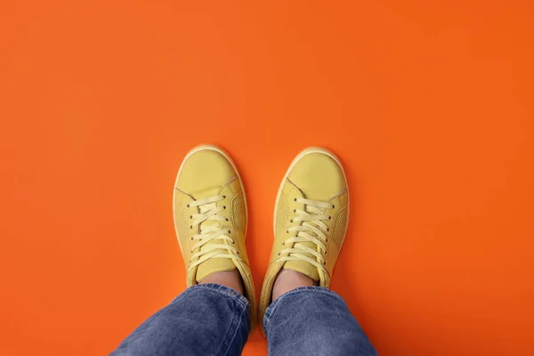 Γυναίκα Μοντέρνα Sneakers Πορτοκαλί Φόντο Top View — Φωτογραφία Αρχείου