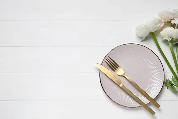 Stilvolle Tischdekoration Mit Besteck Und Blumen Auf Weißem Holzgrund Flach — Stockfoto