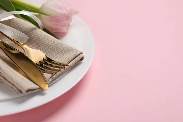 Elegante Tavola Apparecchiata Con Posate Tulipano Sfondo Rosa Primo Piano — Foto Stock