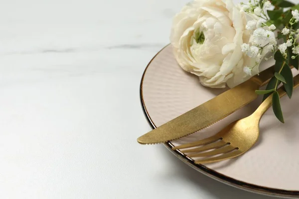 Elegante Tavolo Con Posate Fiori Sfondo Marmo Bianco Primo Piano — Foto Stock