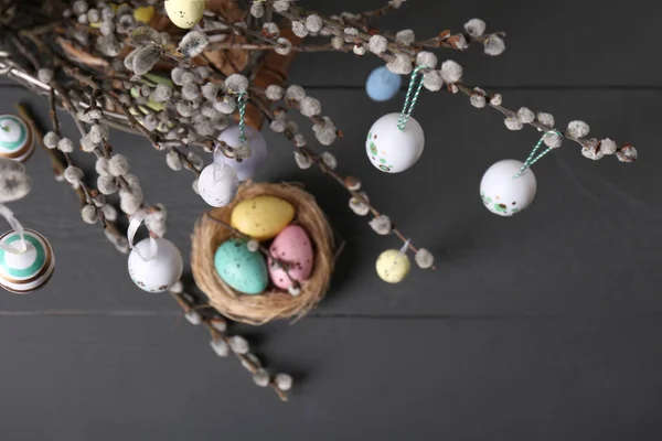Güzel Söğüt Dalları Boyalı Yumurtalar Açık Gri Ahşap Masa Üzerinde — Stok fotoğraf