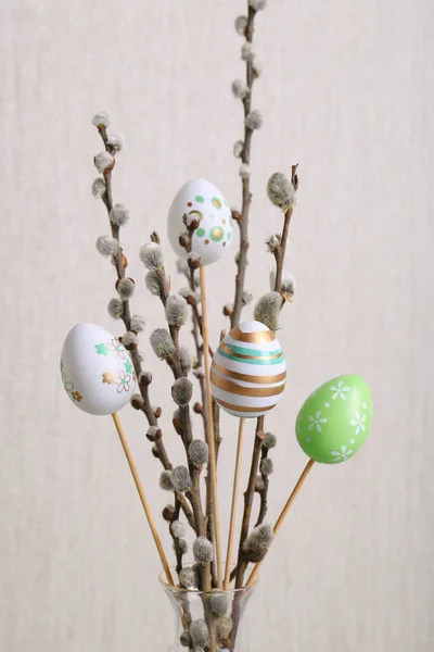 美丽的柳枝 有彩绘的蛋 背景浅灰色 复活节装饰 — 图库照片