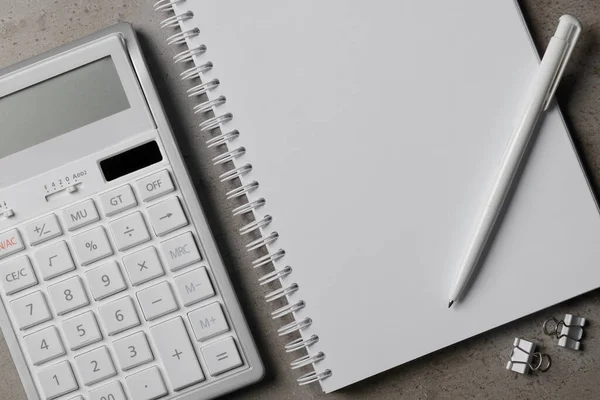 Bolígrafo Cuaderno Calculadora Sobre Mesa Gris Plano — Foto de Stock