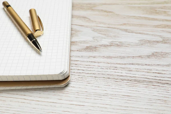 Balpen Notitieboekje Houten Tafel Ruimte Voor Tekst — Stockfoto