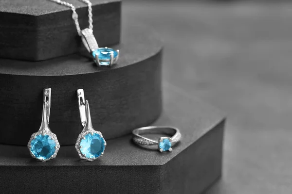 Vackra Smycken Med Ljusblå Ädelstenar Svarta Podium Utrymme För Text — Stockfoto