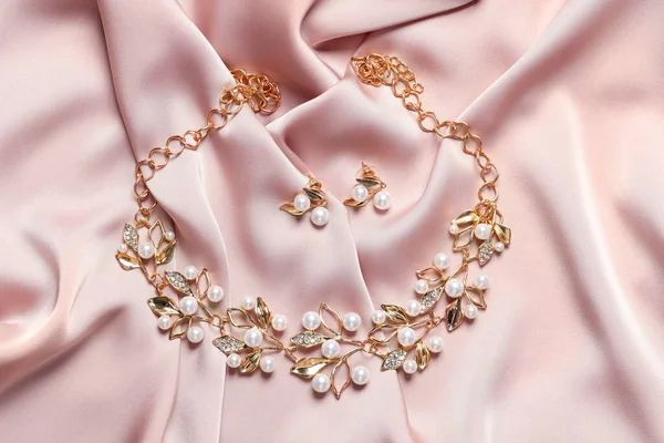 米色面料上漂亮的项链和耳环 奢侈珠宝 — 图库照片