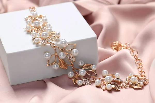 Krásný Náhrdelník Béžové Látce Luxusní Šperky — Stock fotografie