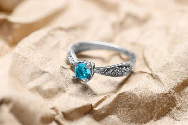 Vacker Ring Med Ljusblå Ädelsten Kraftpapper Lyxsmycken — Stockfoto