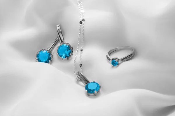 Vackra Smycken Med Ljusblå Ädelstenar Vitt Tyg — Stockfoto