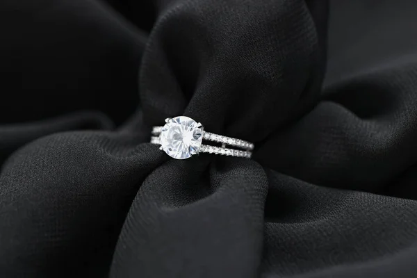 Piękny Pierścionek Kamieniami Szlachetnymi Czarnej Tkaninie Luksusowa Biżuteria — Zdjęcie stockowe