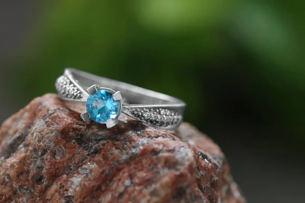 Anel Bonito Com Pedra Preciosa Azul Claro Pedra Close Jóias — Fotografia de Stock