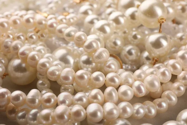 エレガントな真珠のネックレスを背景に クローズアップビュー — ストック写真