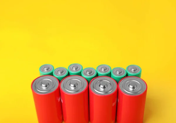 Batterier Olika Storlekar Gul Bakgrund Plats För Text — Stockfoto