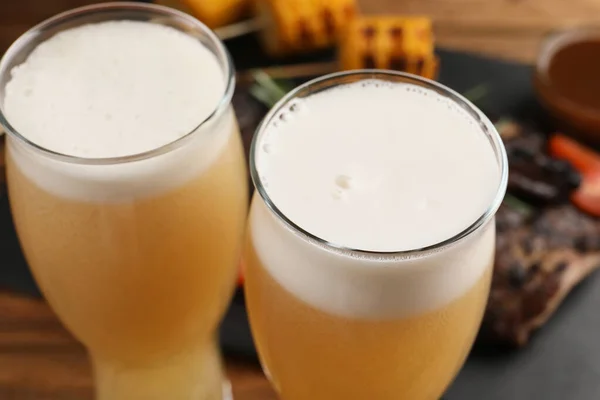 Bril Smakelijk Bier Tafel Van Dichtbij Bekeken — Stockfoto
