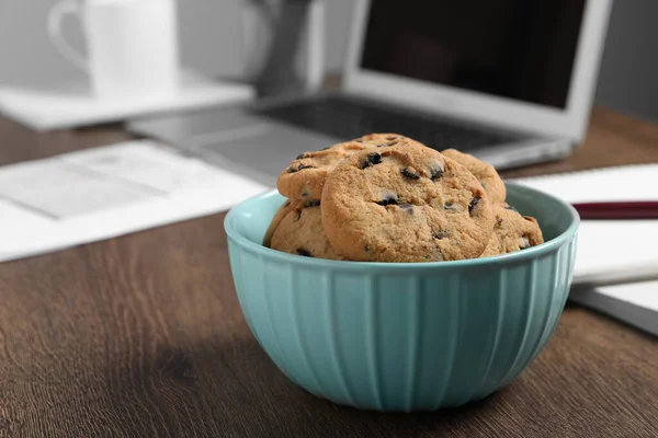 Bowl Chocolate Chip Cookies Wooden Table Office Closeup — Stock Photo, Image