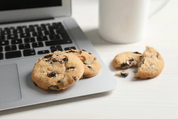 Biscoitos Chocolate Laptop Mesa Madeira Branca Close Espaço Para Texto — Fotografia de Stock