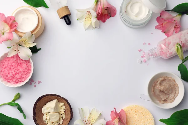 Beyaz Masadaki Farklı Kozmetik Ürünlerden Yapılmış Çerçeve Düz Yatak Metin — Stok fotoğraf