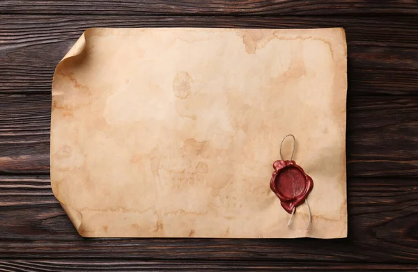 Foglio Vecchia Carta Pergamena Con Timbro Cera Tavolo Legno Vista — Foto Stock