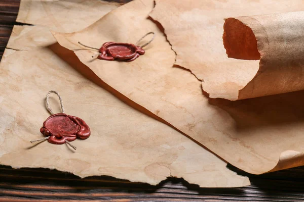Fogli Vecchia Carta Pergamena Con Timbri Cera Tavolo Legno — Foto Stock