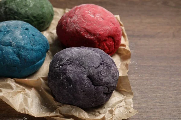 Dough Geschilderd Met Voedsel Kleurstoffen Houten Tafel Close — Stockfoto