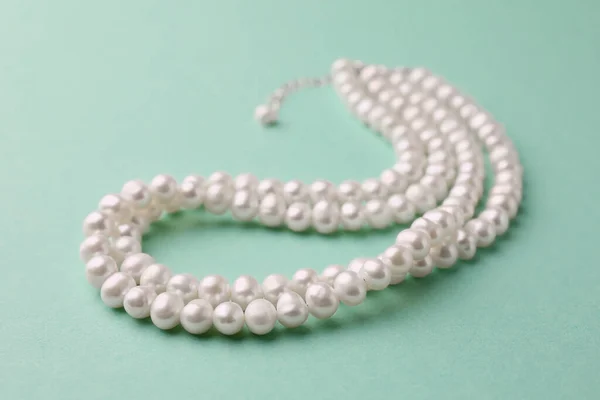 Elegante Collar Perlas Sobre Fondo Turquesa Primer Plano —  Fotos de Stock