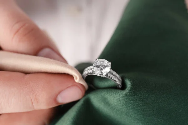 Joalheiro Anel Diamante Limpeza Com Pano Microfibra Close — Fotografia de Stock
