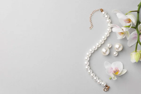 Brincos Pérola Elegantes Pulseira Flores Orquídea Fundo Branco Flat Lay — Fotografia de Stock