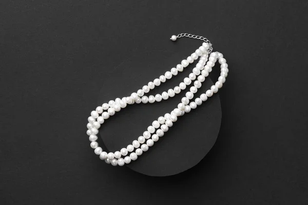 Elegante Collana Perle Sfondo Nero Vista Dall Alto — Foto Stock