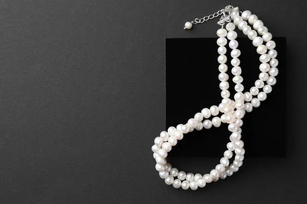 Elegante Collar Perlas Sobre Fondo Negro Vista Superior Espacio Para —  Fotos de Stock