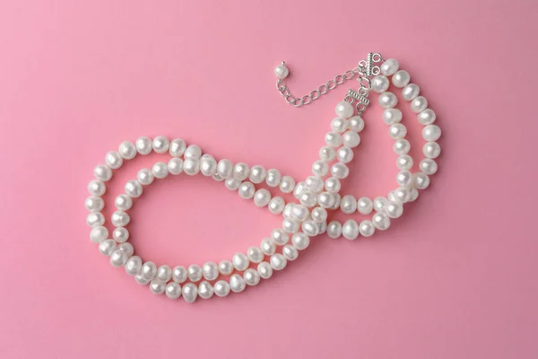 Elegant Necklace Pearls Pink Background Top View — Stock Photo, Image