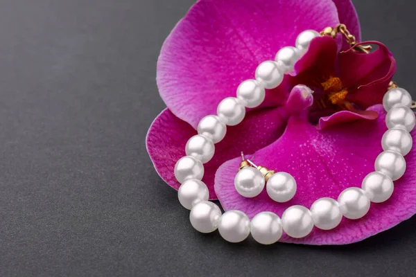 Eleganti Orecchini Perle Bracciale Fiore Orchidea Sfondo Nero Primo Piano — Foto Stock