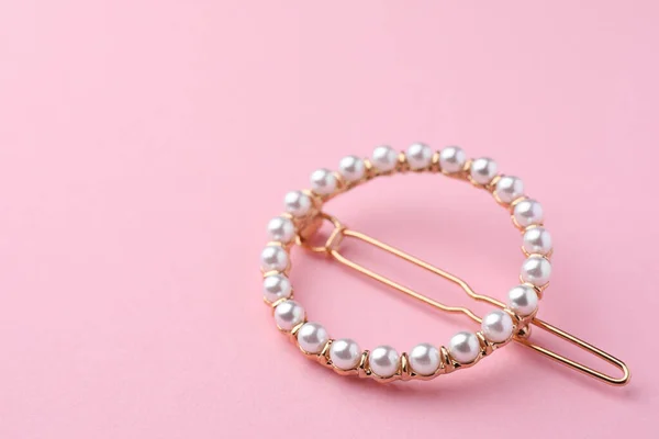 Elegante Clip Para Cabello Perlas Sobre Fondo Rosa Espacio Para —  Fotos de Stock
