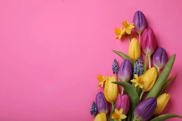 Όμορφα Διαφορετικά Λουλούδια Ροζ Φόντο Επίπεδη Lay Χώρος Για Κείμενο — Φωτογραφία Αρχείου